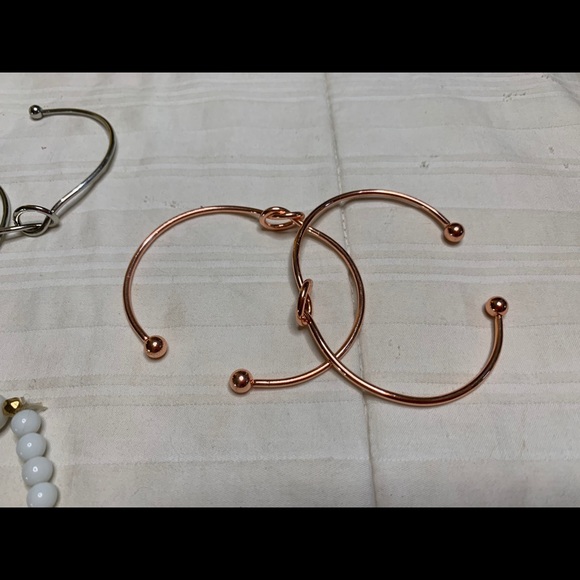 Jewelry Lot: Watches and Bracelets - Picture 3 of 5